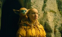 不思議な生物と孤独な少女の交流と冒険を描いた『OCHI！-オチ-』を鑑賞。子猿のようなかわいい生物・オチの姿に癒やされるA24初の本格ファンタジー作品！