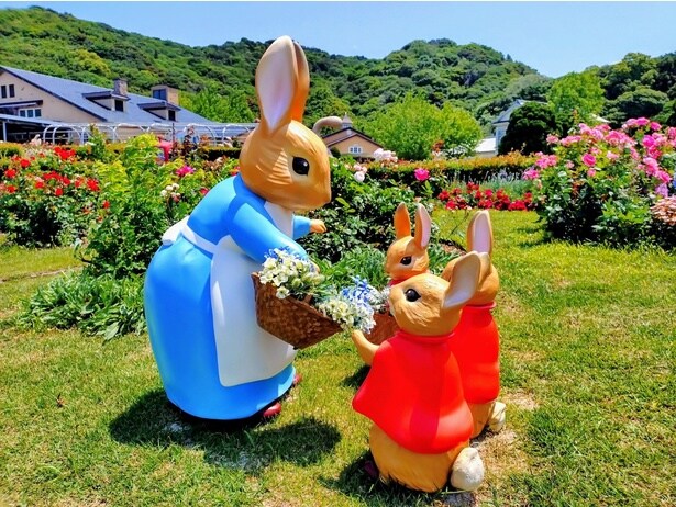 花籠を抱えたピーターのおかあさんと、フロプシー、モプシー、カトンテールの三姉妹