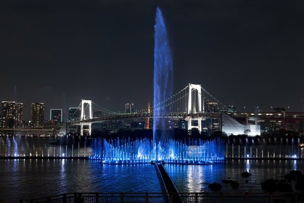 東京都交響楽団の演奏による「ドラゴンクエスト」の音楽に合わせ、水や光の演出で壮大な世界観をダイナミックに描き出す