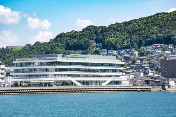 瀬戸内海に面した好立地に建つ尾道市役所