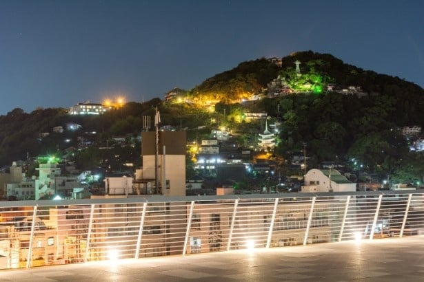 尾道市役所展望デッキから見る千光寺周辺の夜景