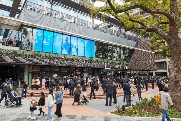 駅前に誕生した巨大複合街区に、早くも熱視線！オープン直後から多くの人々でにぎわう