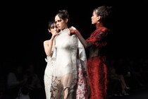 日本の伝統工芸を取り入れた表現で魅せるAo Miyasaka、廃材×カビがモチーフの表現にこだわるMarika Suzuki、新進気鋭のデザイナーに独占インタビュー【Global Fashion Collective】