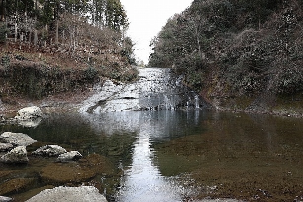 冬は厳かな印象だが、新緑や紅葉の季節にはまた違った雰囲気になる