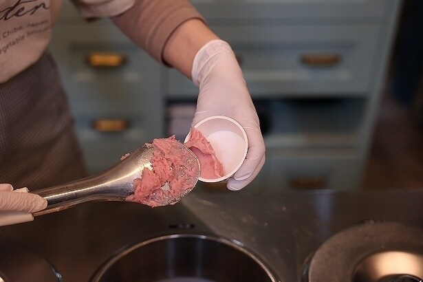 着色料などの添加物は使わず、自然の色と香りが楽しめる