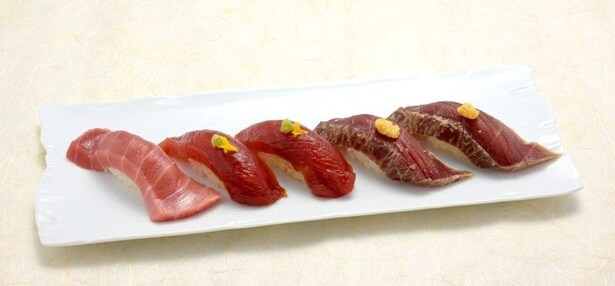 「鮨 上ル 高輪ゲートウェイ店」では、「天然鮪づくし 食べ比べ5貫」(2750円)を提供。部位、調理法によって異なるおいしさを体感できる