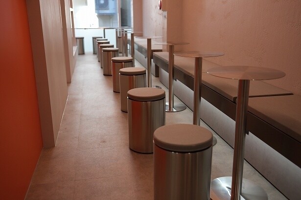 店舗の2階がイートインスペースになっている