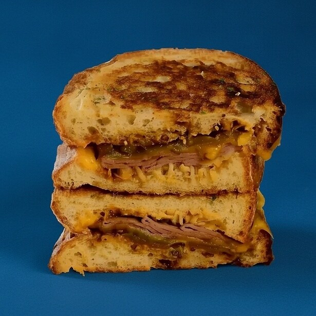 ボリュームあるグリルサンドは「ガーリックチェダービーフ」(写真)など5種