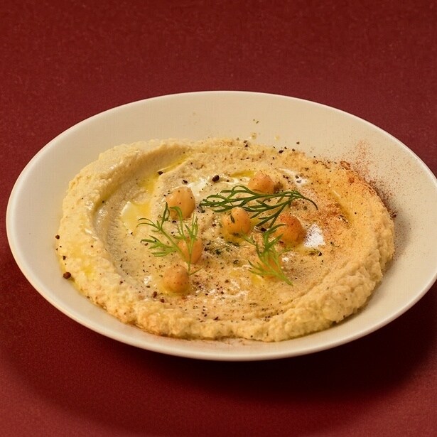 ヘルシーなフムス(ひよこ豆を使った地中海地方の伝統料理)もある