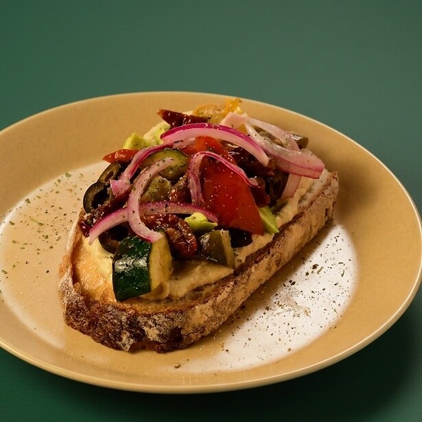 見た目も食欲をそそるオープンサンドは4種(写真は「ガーデントースト」)