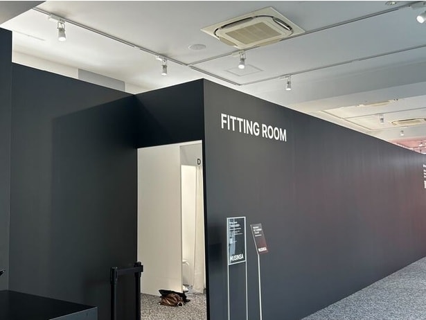 フィッティングルームは簡単に予約することができ、順番が来たら呼び出してくれるシステム