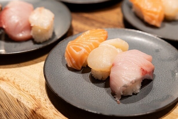 目の前で握る寿司もぜひ食べたい一皿