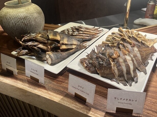 ホッケやコマイなど、北海道らしい魚も並ぶ