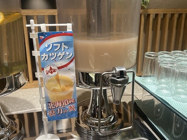 ドリンクバーには北海道のソウルドリンクとも言える「カツゲン」も