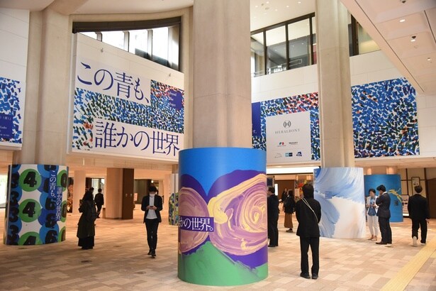 麻布台ヒルズの神谷町駅前広場にて、“青”がテーマの多数のアートワークを展示