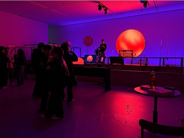 巨大な美術セットやCM撮影現場の様子を体験したりスマホで撮影することもできる