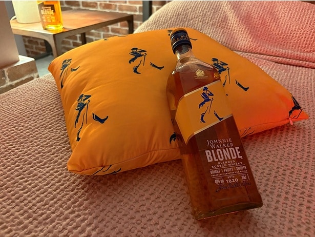 会場にはベッドも登場。ゆったり腰かけて黄昏の雰囲気を楽しもう