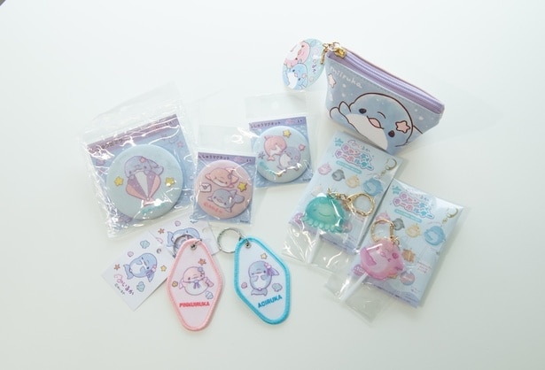 左上から時計回りに、「ししゅう缶ミラー」(1540円)、「ししゅうマグネット」(各880円)、「三角ミニポーチ(あおいるか＆ぴんくいるか)」(638円)、「キャンディキーホルダー」(ランダム/1個770円)、「ししゅうキーホルダー」(あおいるか・ぴんくいるか各990円)