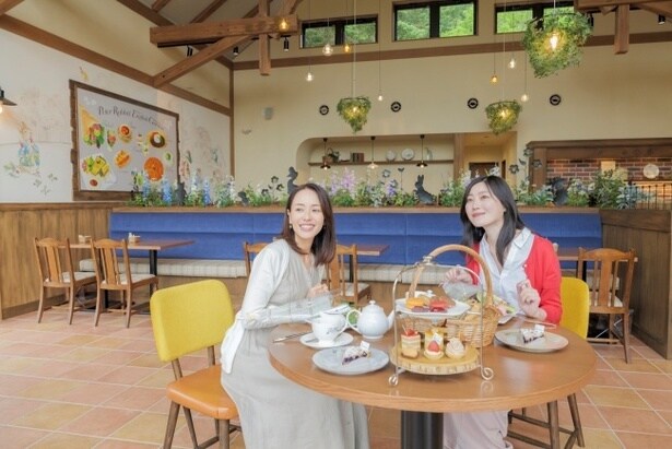 店内の壁や仕切りも作品をイメージしている