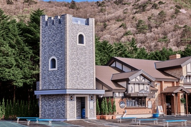 約8メートルの高さから庭園越しに富士山を見渡すことができる展望塔