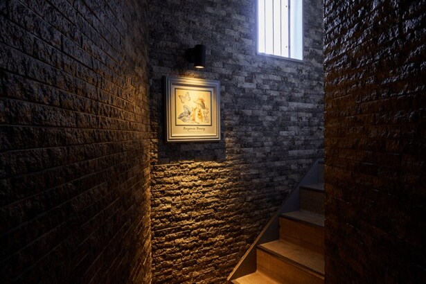 壁面にはさまざまなキャラクターフレームが飾り付けられている