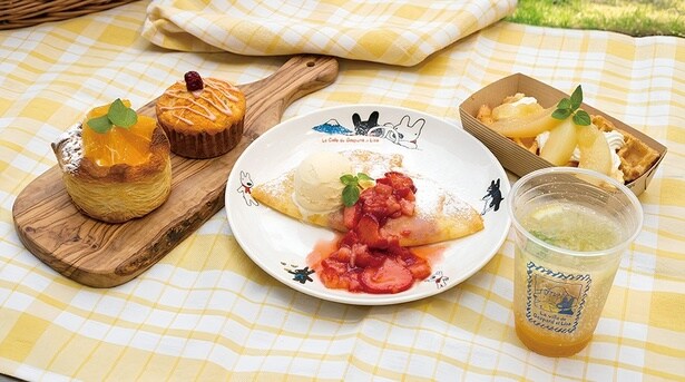 「フルーツたっぷりバナナケーキ(小)」(360円)、「春色デコポンデニッシュ」(380円)、「ピーチたっぷりワッフル」(1300円)、「贅沢いちごクレープ」(1000円)、「トロピカルフルーツソーダ」(650円)