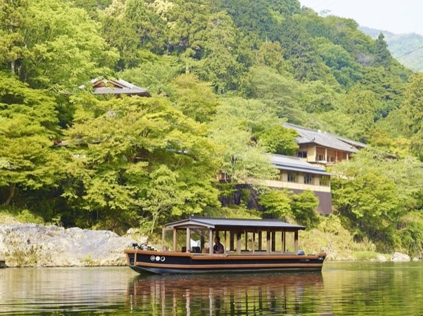 青もみじに囲まれた送迎船と施設