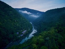 避暑地・奥嵐山で心身を癒やす、自分だけのためのご褒美旅。星のや京都で「奥嵐山の夏ひとり旅」提供スタート