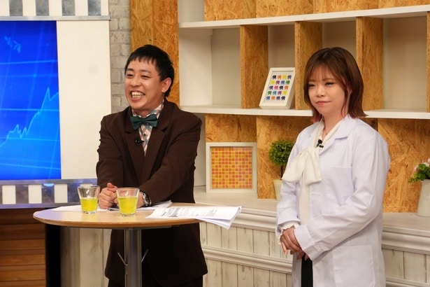 【写真を見る】独特の掛け合いを見せる、MCの森田哲矢さん(さらば青春の光)と、MCサポートのまな卍さん