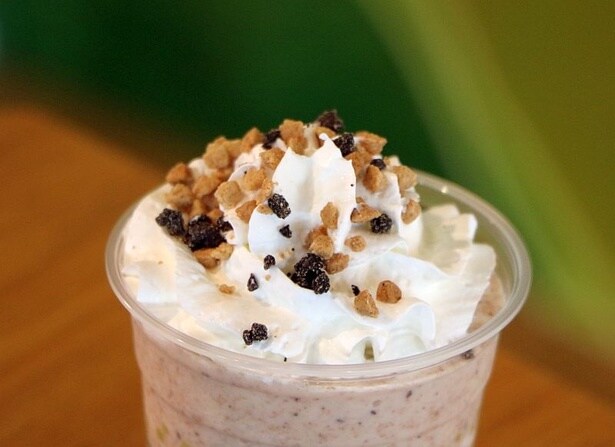 フラペチーノの中のクッキーと、トッピングのクッキーが食感のコントラストを生み出している