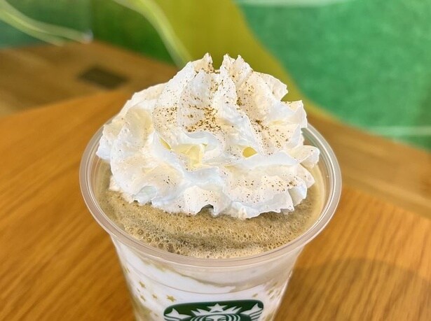 「加賀棒ほうじ茶パウダー」のトッピングが、香ばしさと食感のアクセントを添えている