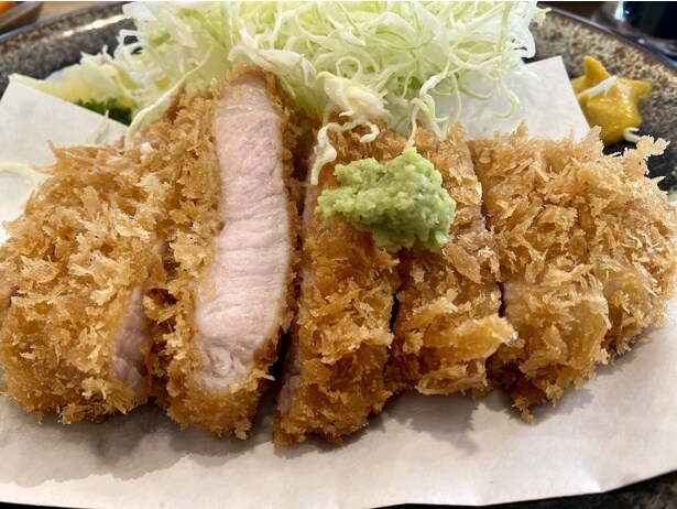 取材後、筆者がとんかつにわさび醤油を合わせてみると、油分のおかげで辛味がやわらぎ、思った以上にまろやかな味になった