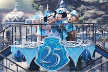 東京ディズニーシー25周年エンタメプログラムの見どころは？“ハーバーの陸”にもキャラ登場で大盛り上がり！