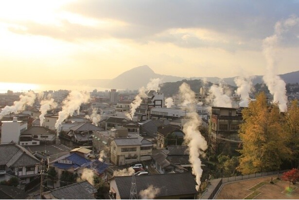 さすがは源泉数日本一！別府の街中に湯けむりがたなびく