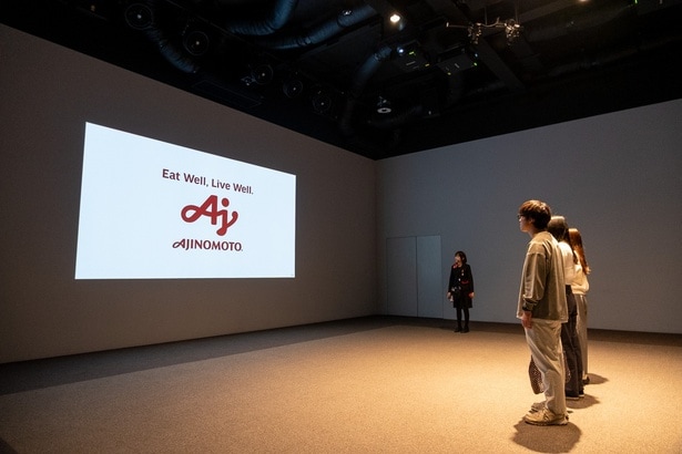 まずは、シアターで味の素の魅力について学ぶ