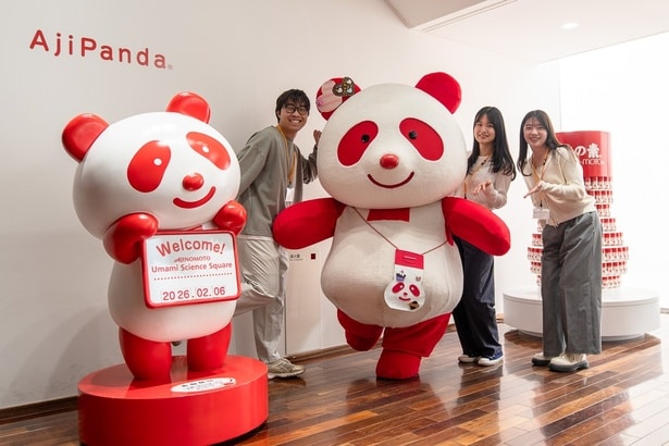 片足をあげてチャーミングなポーズでお出迎えしてくれたアジパンダ。一緒に記念撮影