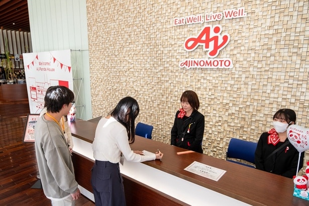  受付で体験の必要項目に記入してチェックイン