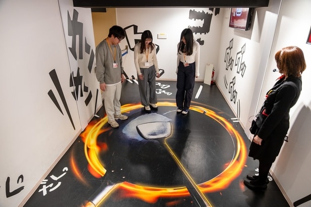 中華鍋があしらわれた床の上で、「Cook Do」ができるまでの工程を詳しく学ぶ