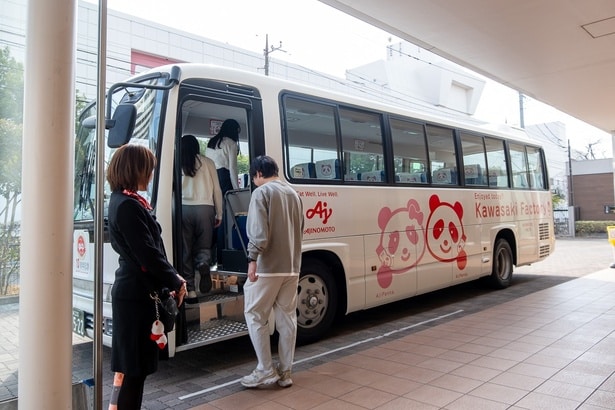 アジパンダバスに乗車して、いざ工場内へ！