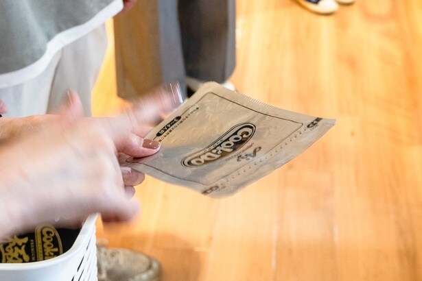 詰める前のレトルトパウチを触らせてもらった。この段階では、まだ商品名が印字されていなかった