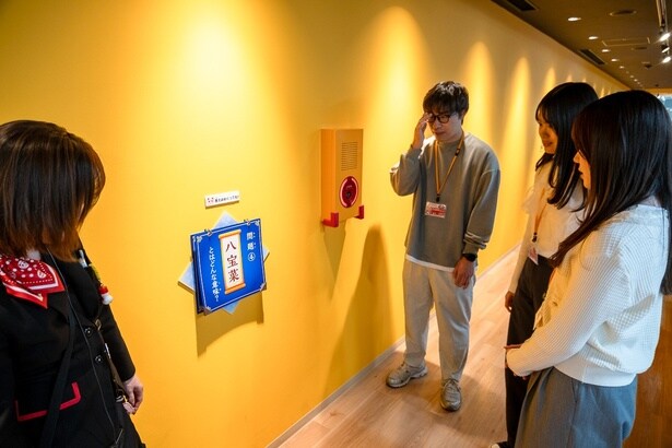 見学通路の反対側には、パネルクイズも設置され見学者を楽しませてくれる