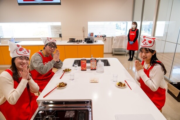 完成した「Cook Do」＜回鍋肉用＞をお皿に取り分けて「いただきます」