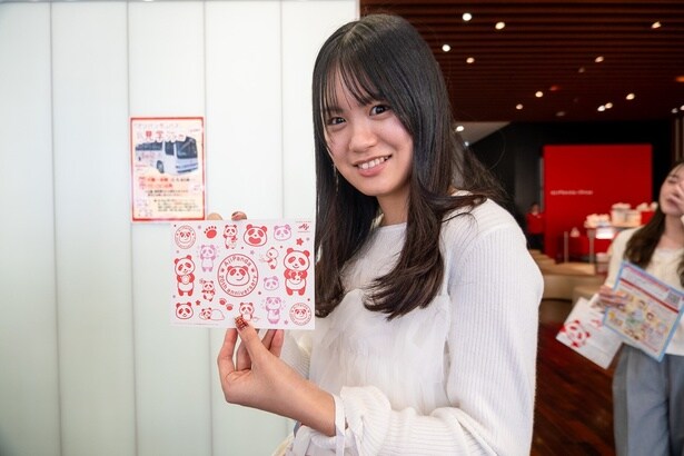 小林がゲットしたのは、アジパンダのステッカーシート