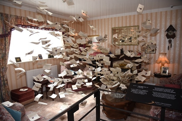 特別企画に合わせて展示された、降り注ぐ大量の手紙
