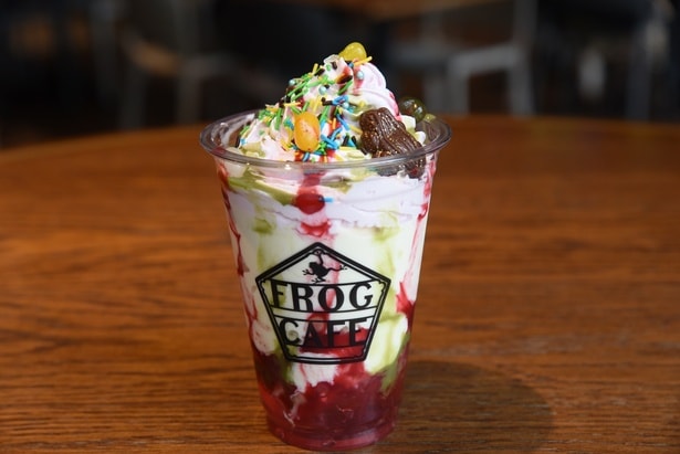 ジェリービーンズやカエルチョコをトッピングした「『ぜーんぶちょうだい』ミルクシェイク」(950円)