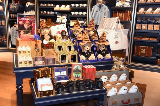 印象的なシーンをモチーフにしたグッズも多数販売中