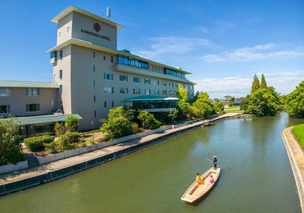 お堀のすぐそばに建つ好立地の温泉宿だ