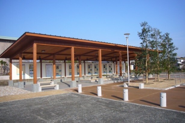 お堀沿いにあり、さわやかな風が吹いてくる「からたち文人の足湯」