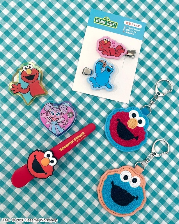 サガラキーホルダーやアクリル前髪クリップなど、小物も充実