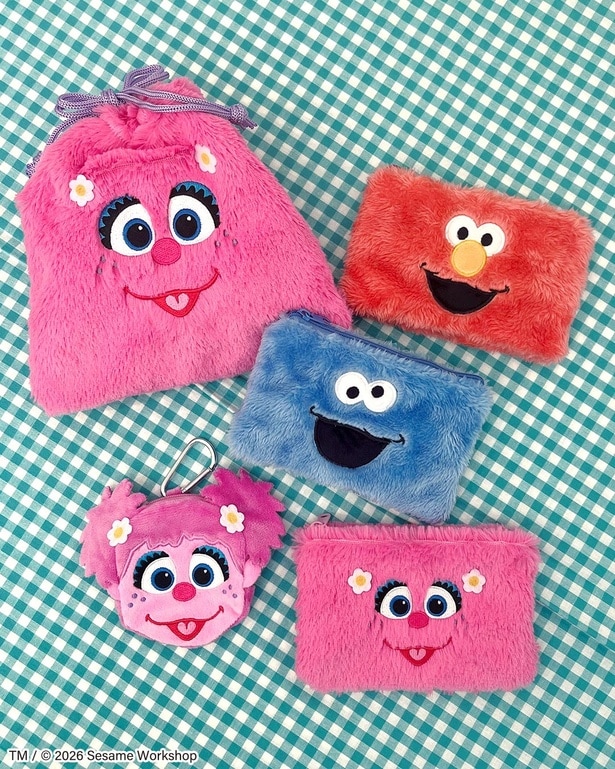 ふわふわ素材のポーチはエルモ、クッキーモンスター、アビーの3キャラクターで展開